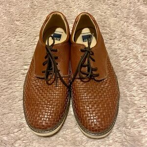 Johnston & Murphy McGuffey woven plain toe shoes. Size 11.5 men's.
